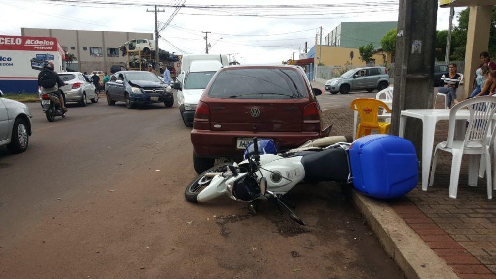 Idoso fica ferido em acidente envolvendo quatro veículos