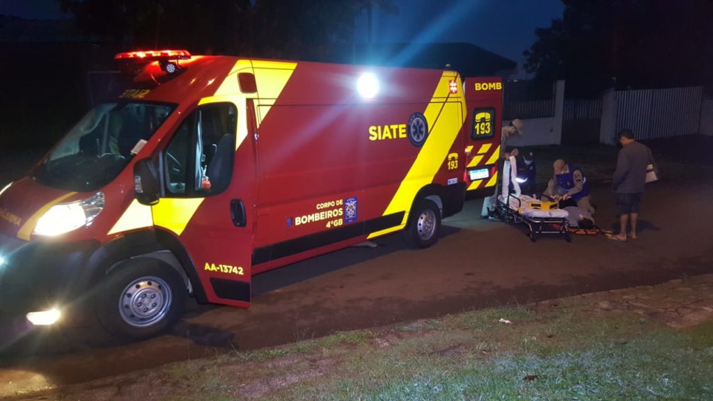 Mulher sofre luxação na perna ao escorregar na calçada, no Cascavel Velho