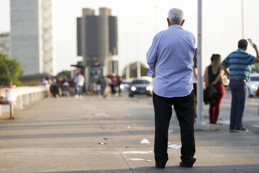 Pandemia: na mira dos médicos estão os idosos “rebeldes”, de até 75 anos. Os que passaram dos 80 são mais cuidadosos