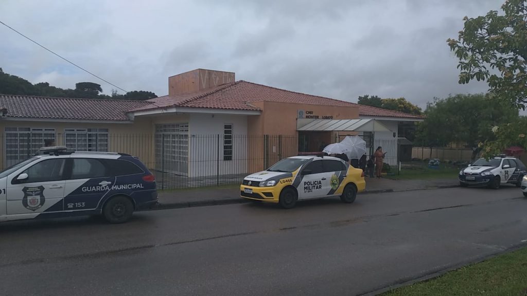 Mulher morre asfixiada pelo capuz do casaco ao tentar invadir CMEI em Curitiba