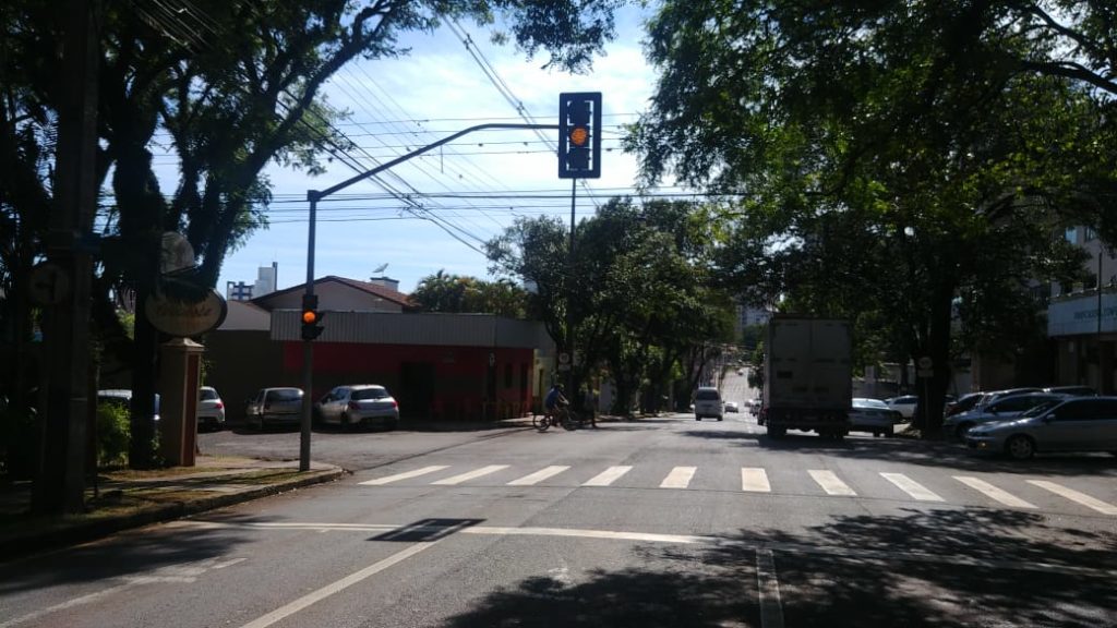 Semáforo está inoperante no Centro e condutores precisam redobrar os cuidados