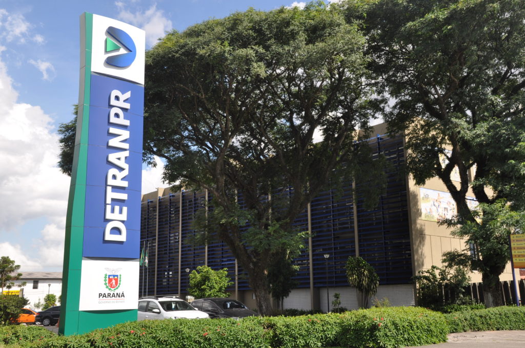 Detran-PR alerta sobre site falso de leilões