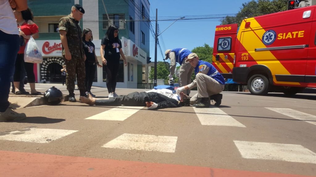 Motociclista fica ferido em colisão com Astra, no Centro de Cascavel
