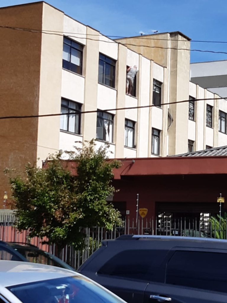 Morador projeta corpo para limpar janela em prédio e acaba preso do lado de fora