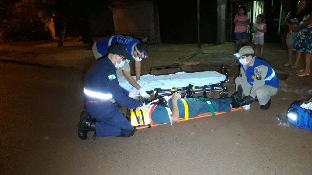 Homem sofre luxação na clavícula após cair de moto no Jardim Colmeia