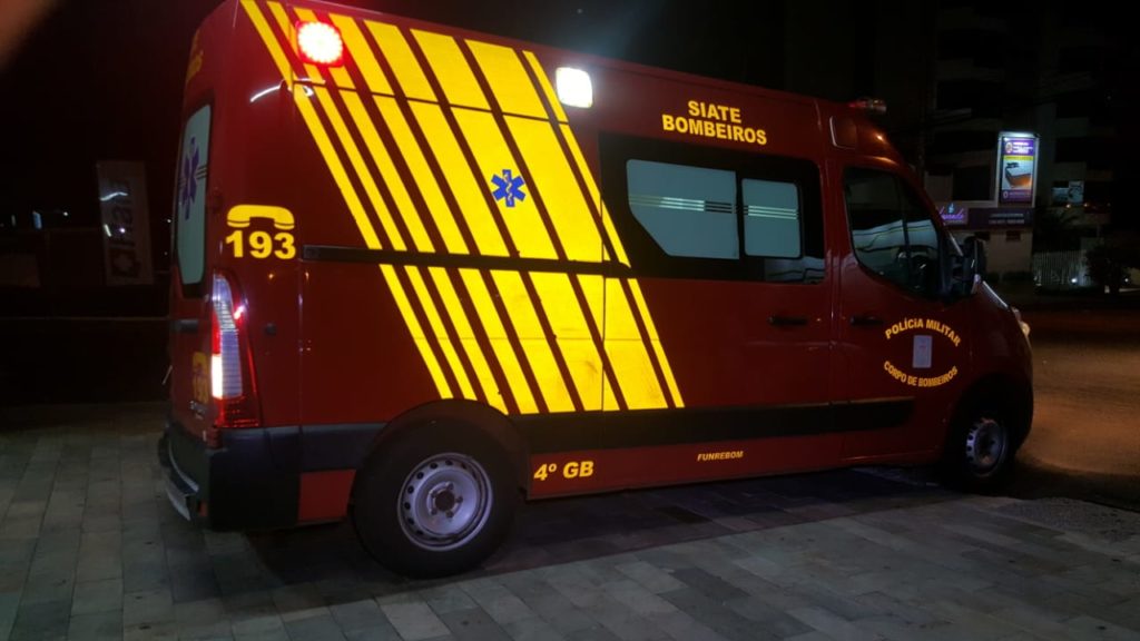 Idosa tem suspeita de fratura em fêmur, após queda de mesmo nível, no Bairro Tropical