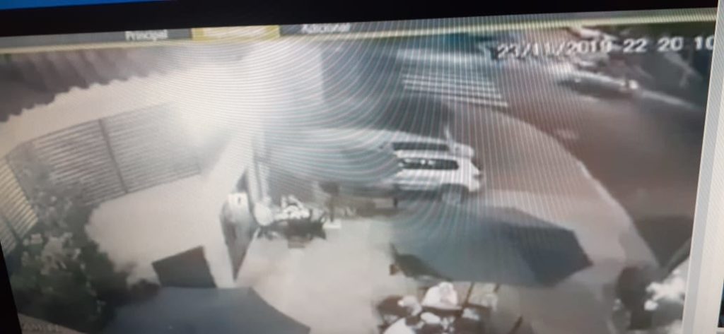 Câmeras de segurança flagram acidente com moto na Rua Carlos de Carvalho