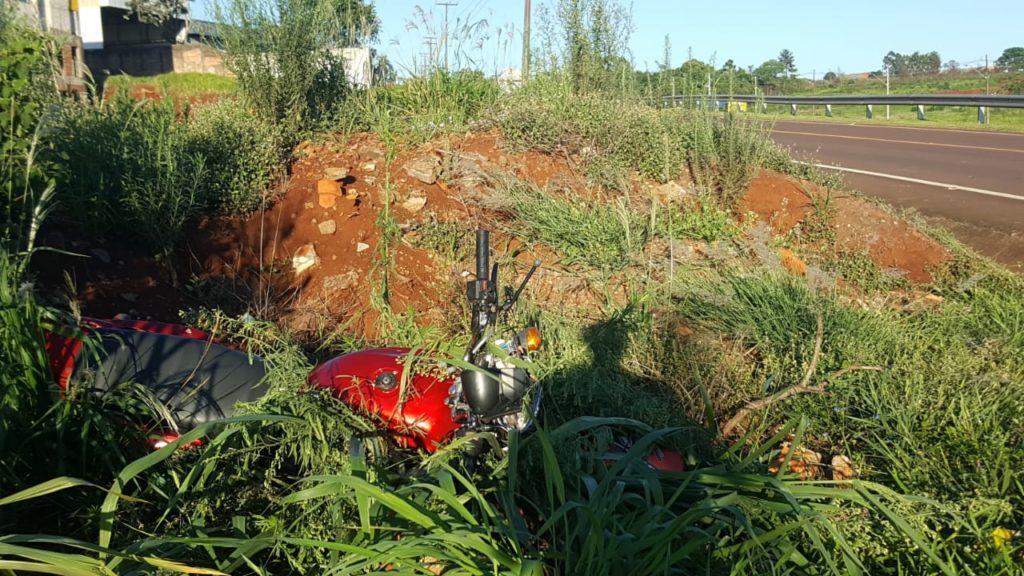 Queda de moto é registrada no Bairro 14 de Novembro, em Cascavel