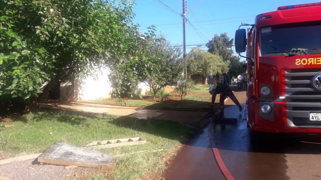Fritadeira elétrica pega fogo em residência no Turisparque