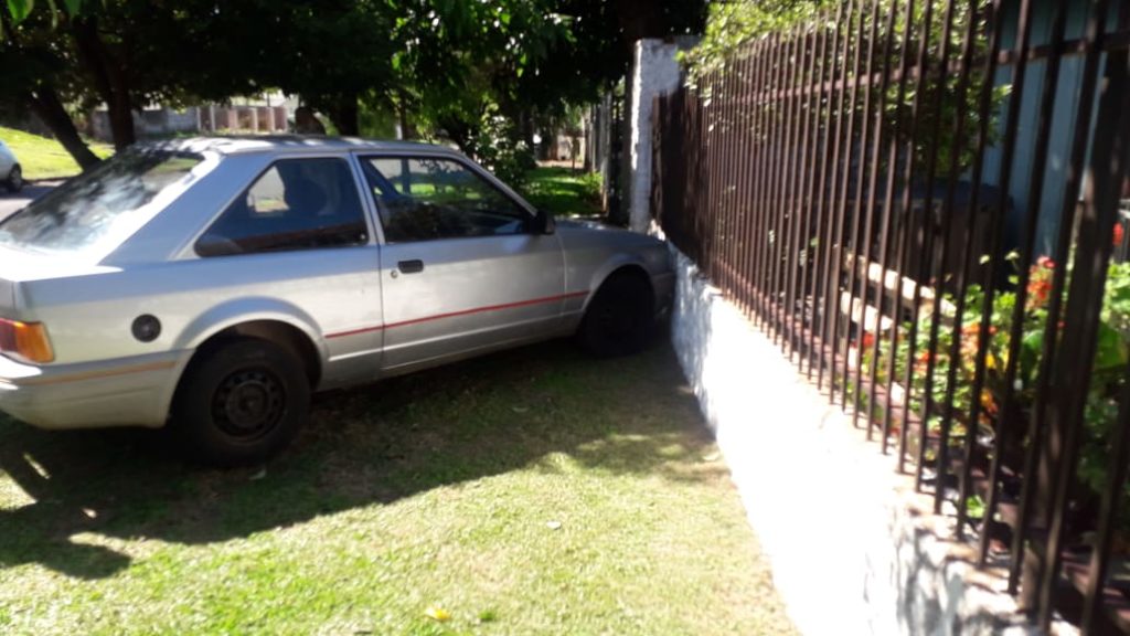 Carro atinge muro de casa no Santa Felicidade