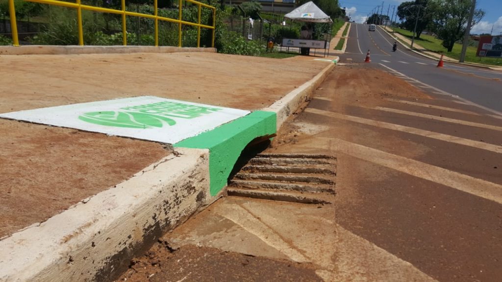 Secretaria de Obras desentope bueiros no Bairro Periolo