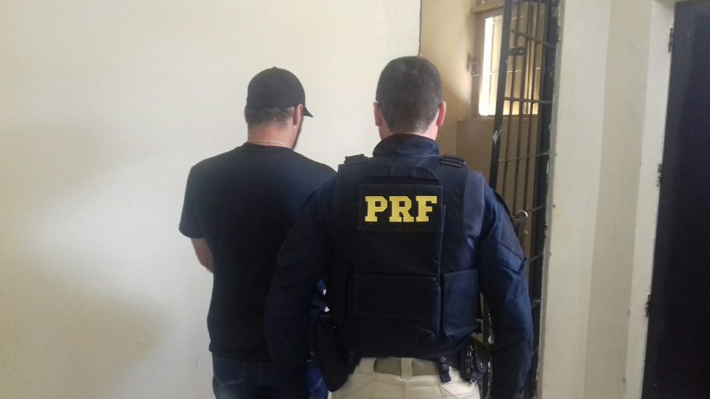 PRF realiza prisão em flagrante de condutor alcoolizado que fugiu de abordagem