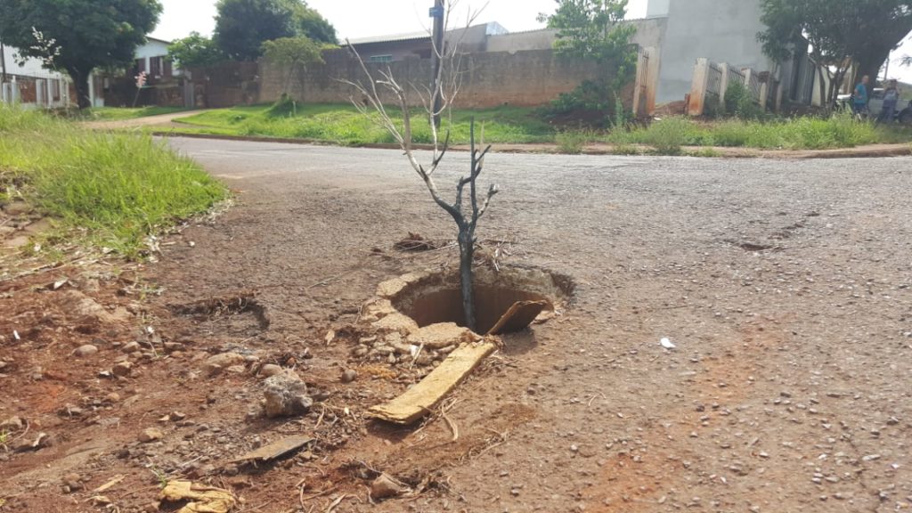 Buraco aberto no Santa Cruz preocupa moradores