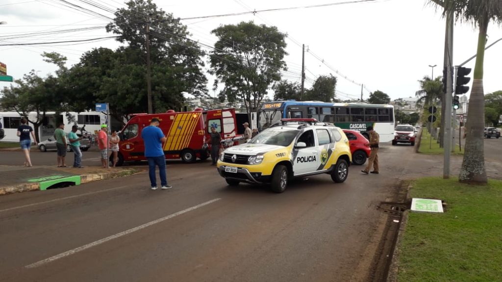 Carro e moto se envolvem em acidente no Coqueiral