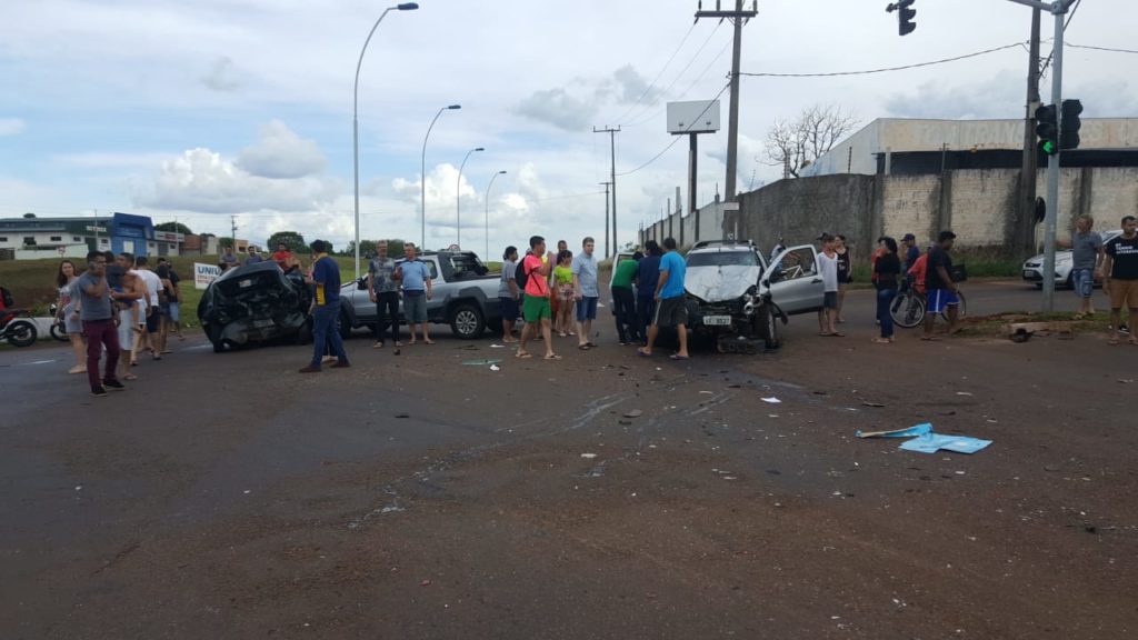Grave acidente é registrado na Avenida Rocha Pombo, cruzamento com marginal da BR-467
