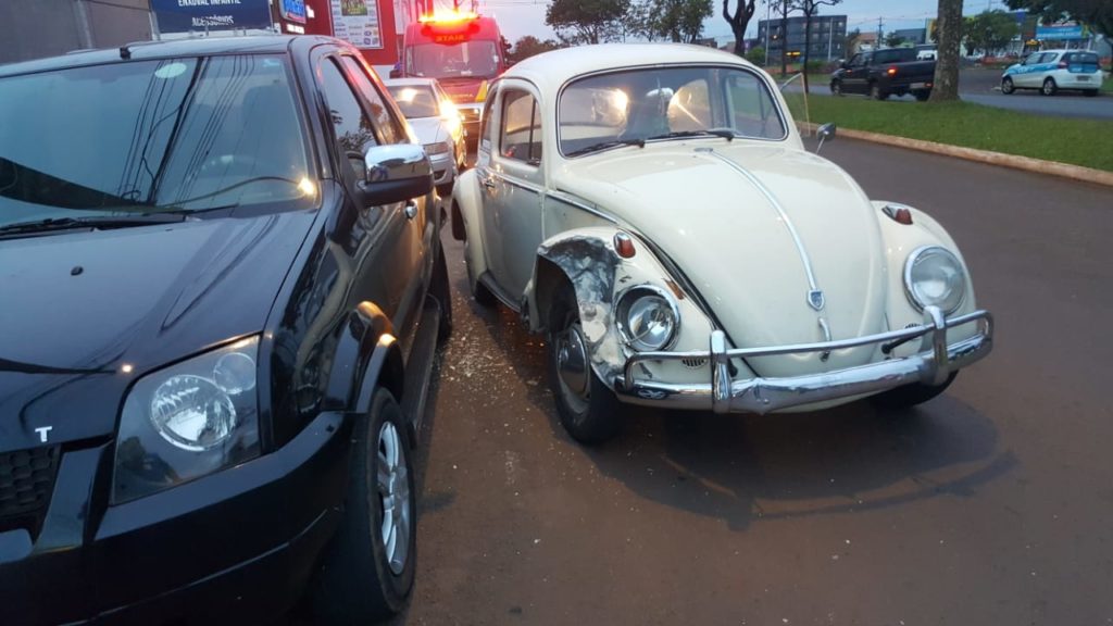 Fusca atinge veículos estacionados na Avenida Assunção