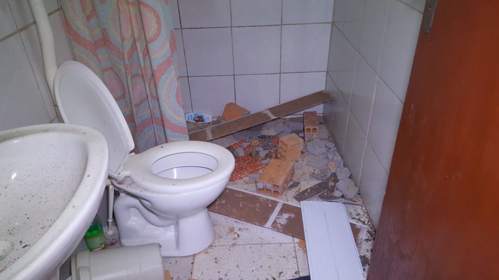 Parede de construção cede e tijolos destroem telhas e forro de casa no Universitário