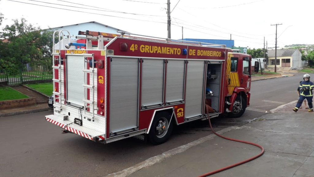 Curto-circuito em quadro de energia mobiliza Bombeiros e Copel em estabelecimento no Periolo