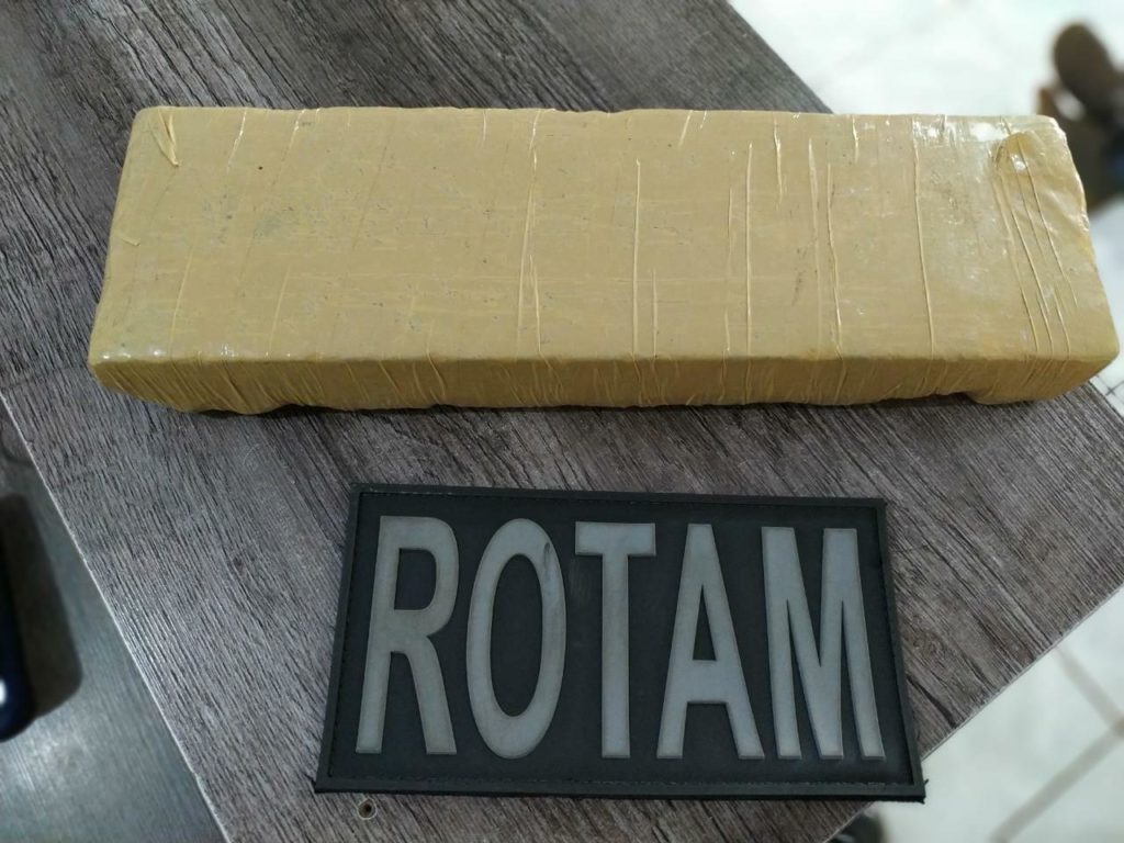 Dupla é detida com 1 kg de maconha durante ação da equipe ROTAM da PM, em Corbélia