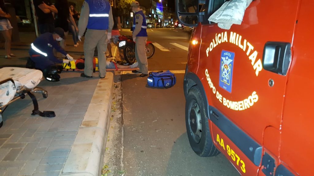 Motociclista é atingido por carro na Rua Paraná, no Centro