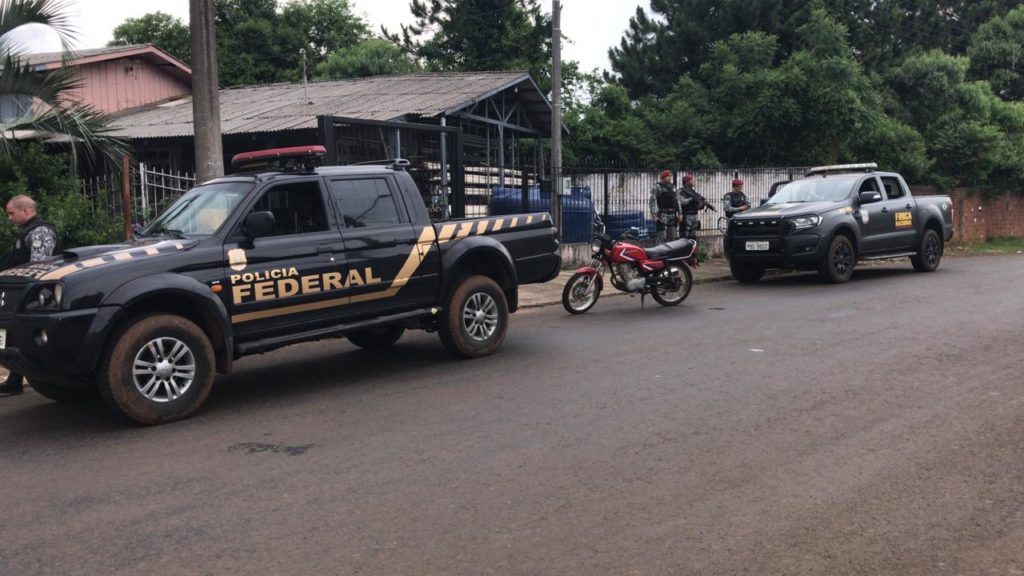 Polícia faz operação na fronteira, resultando na recuperação de uma moto roubada e na prisão de uma pessoa