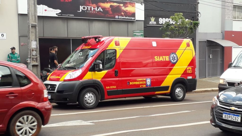 Motociclista é socorrida pelo Siate, após bater na traseira de carro, no Centro