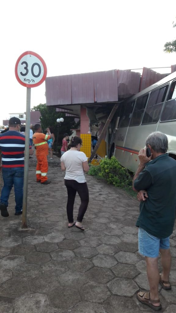 Mulher que se feriu após ônibus invadir rodoviária de Corbélia passará por cirurgia