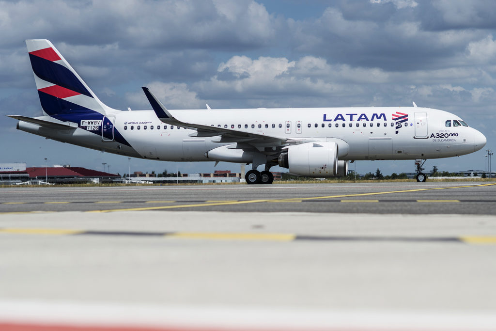 Latam interrompe operações internacionais no mês de abril