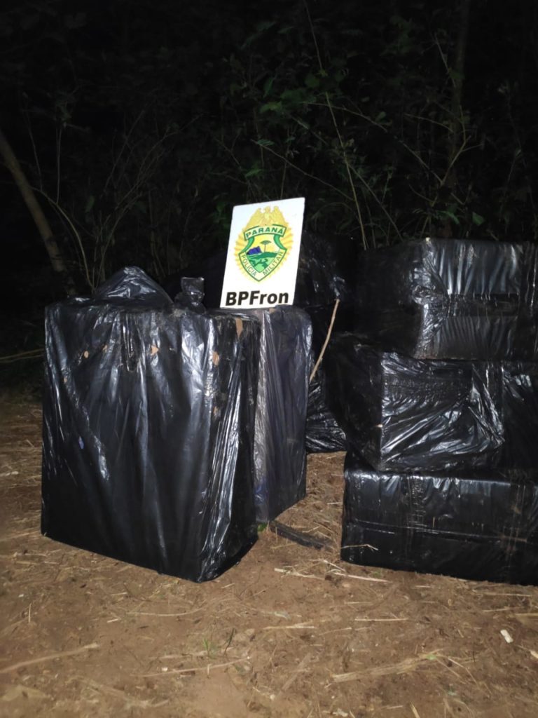 Policiais do BPFRON realizam apreensão de caixas de cigarro