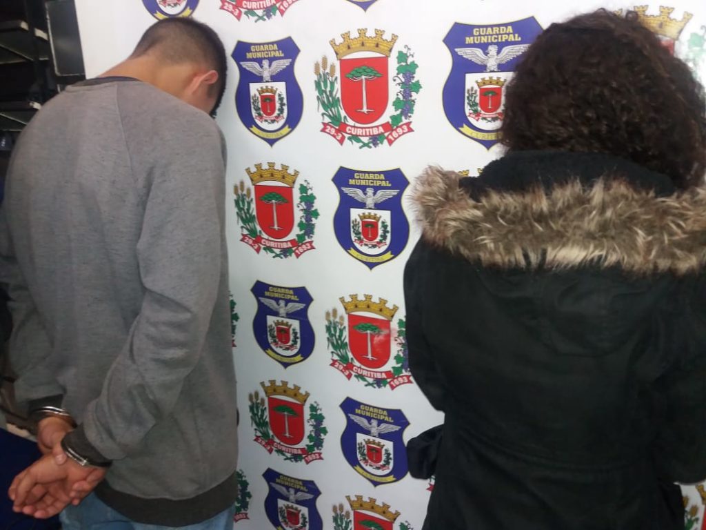 Jovem vira traficante e leva namorada grávida junto: “Precisava cuidar do meu filho”