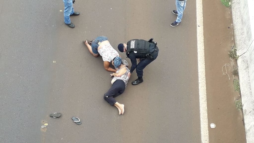 Idosa é atropelada por caminhão na PRC-467