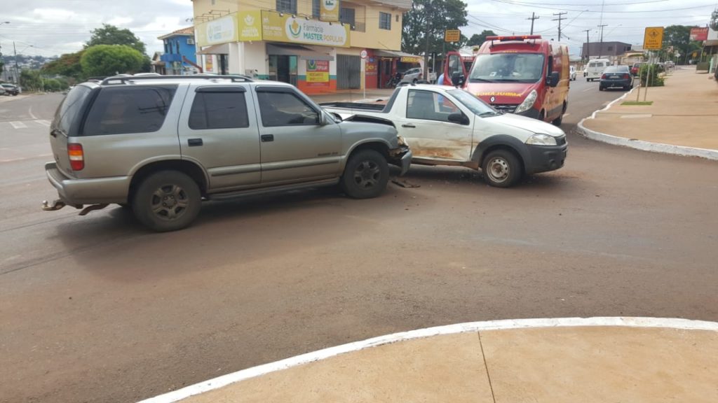 Acidente entre carros é registrado na Avenida Tito Muffato