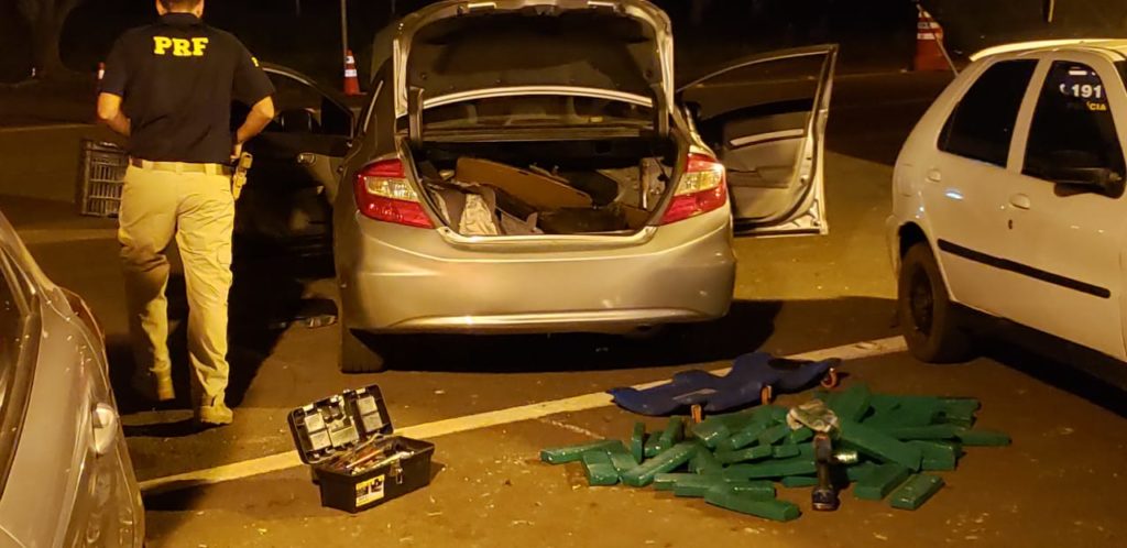 PRF apreende mais de 200 quilos de maconha, prende quatro pessoas e recupera dois veículos