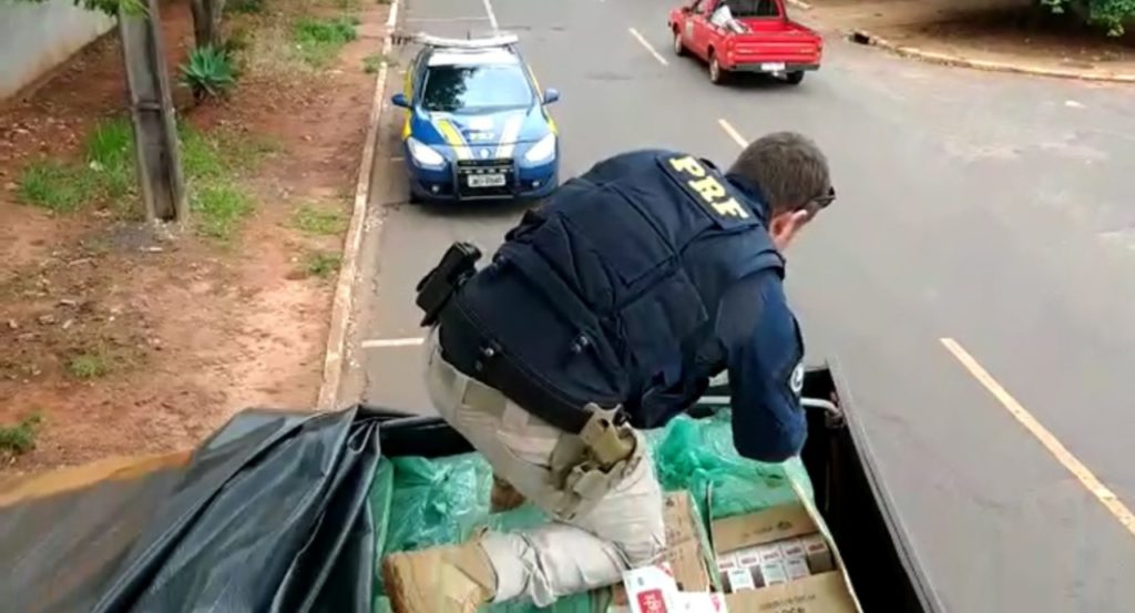 PRF recupera caminhão furtado e apreende 200 mil carteiras de cigarro em Terra Roxa (PR)