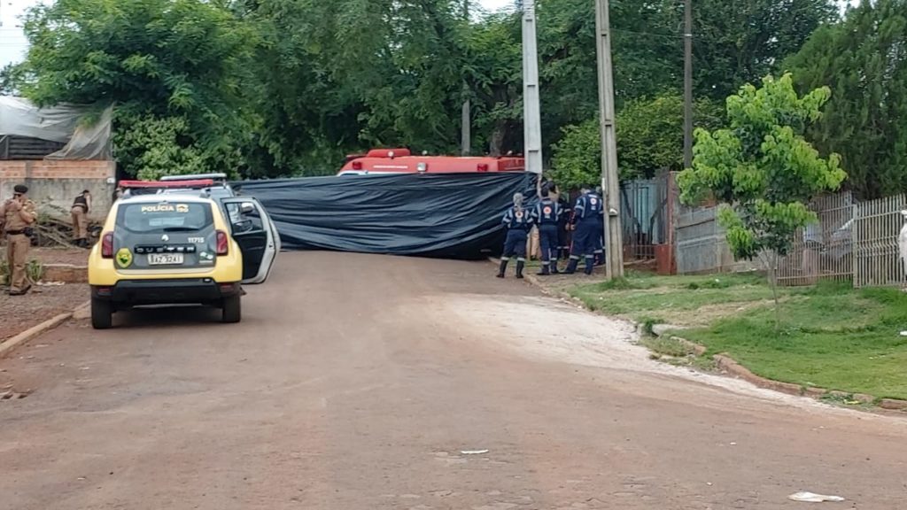 Sequestro em Cafelândia: lona é colocada para obstruir visão de casa onde estão reféns