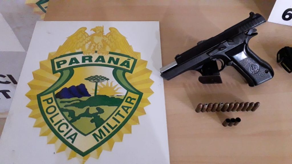 Mulher tenta efetuar ‘golpe’ em bar pela segunda vez e é recebida a tiros pelo comerciante; disparo atingiu carro da suspeita