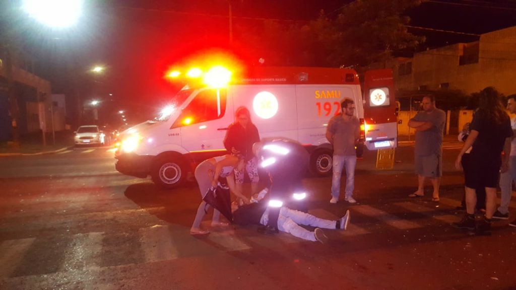 Motociclista fica ferido em colisão entre carro e moto na Avenida Barão do Rio Branco