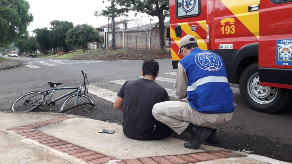 Homem fica ferido em acidente entre carro e bicicleta, no Periolo