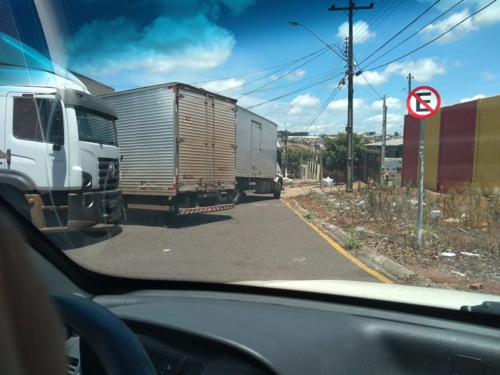 Morador reclama de caminhões que trancam fluxo de rua, no Bairro Neva