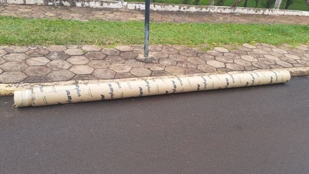 Objeto cai de utilitário na área militar