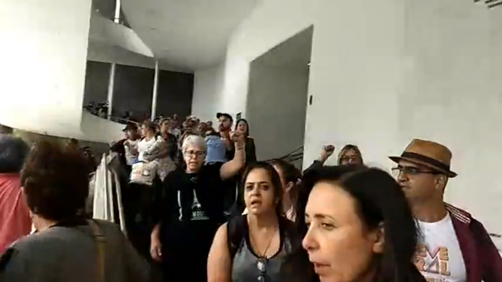 Após transferência de local de sessão, servidores desocupam Assembleia Legislativa