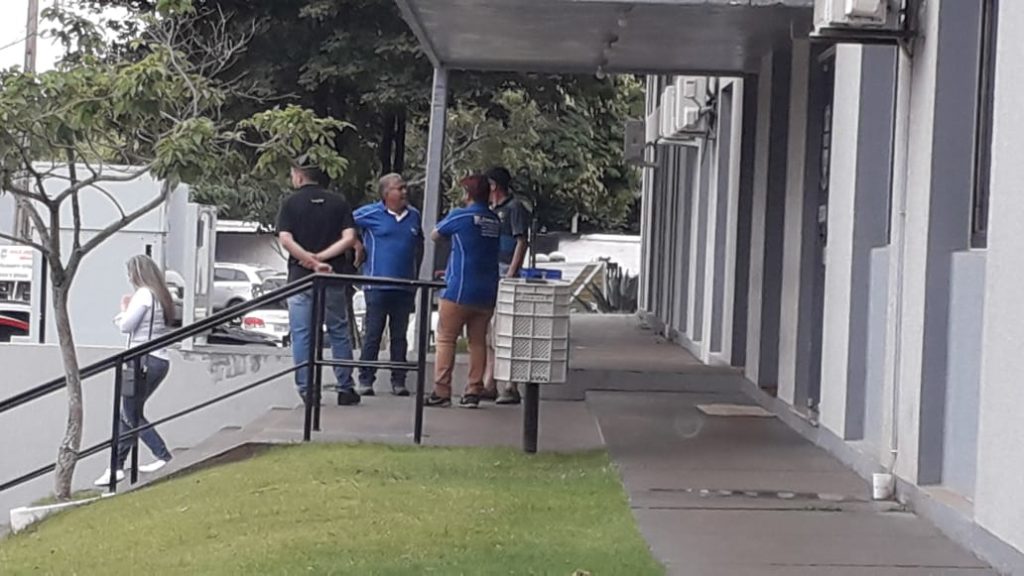 Familiares de Cleverson Maicon Dias vão ao IML para liberação de corpo