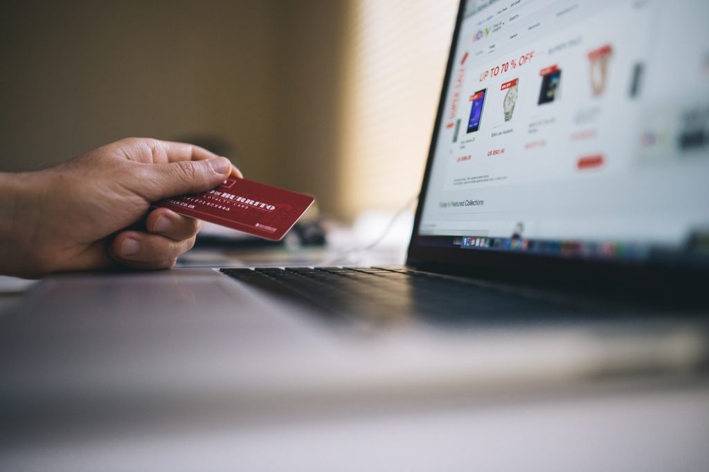 Cliente que comprou patins, mas recebeu suplemento alimentar será indenizada pela Netshoes