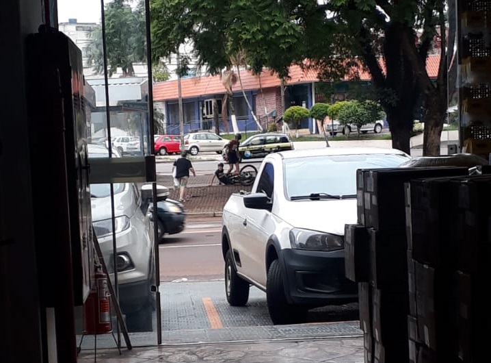 Grande número de queda de ciclistas na ciclovia da Avenida Brasil chama atenção de internauta Imagem referente a Grande número de queda de ciclistas na ciclovia da Avenida Brasil chama atenção de internauta