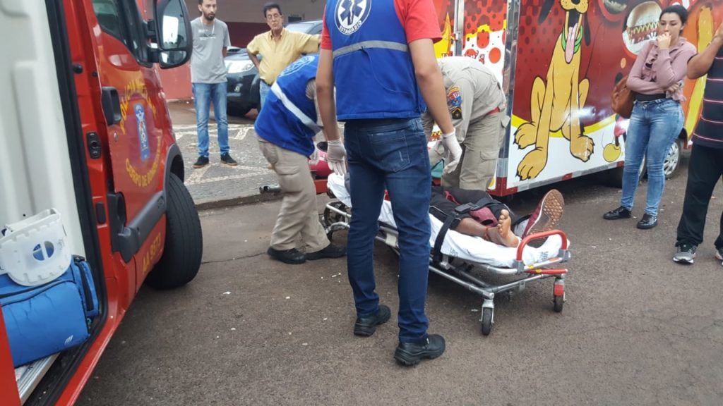 Motociclista se fere em colisão contra carro na Rua Engenheiro Rebouças, no Centro
