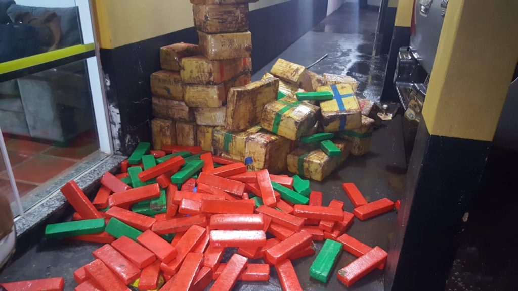 PRE apreende caminhonete carregada com maconha em Cascavel; veículo tem queixa de roubo em Santa Catarina