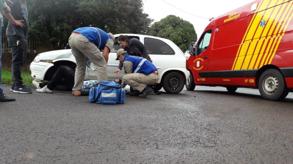 Carro e moto batem deixando uma pessoa ferida na região do Riviera