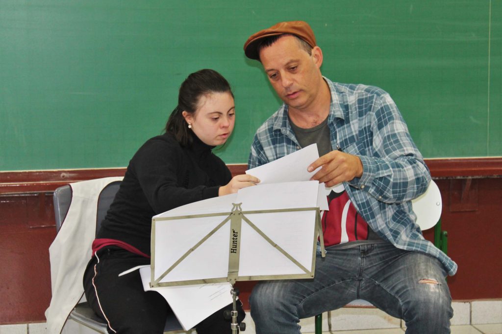 Jovem com Síndrome de Down quer realizar o sonho de ser professora
