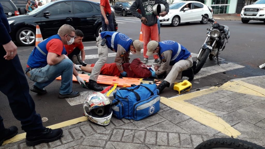 Batida de trânsito deixa motociclista ferido na Rua Jorge Lacerda