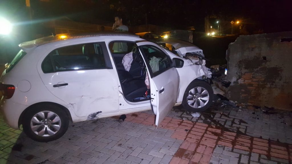 Após colisão com Crossfox, Gol atinge muro de imóvel na Rua Nereu Ramos